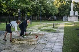 Laf design is feeling blessed at bajor gizi színészmúzeum. Orban Viktor Es Felesege Viragot Vitt Nagy Imre Sirjahoz