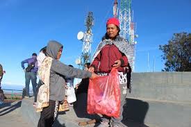 Ketika pagi hari menjelang, sunrise pun muncul menyinari ketiga 'paku bumi' dan perbukitan sekitar. 15 Lukisan Pemandangan Gunung Bromo Rudi Gambar