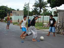Vacaciones de verano y juego deportivo. Ninos Jugando En La Calle Photo Image South America Brazil World Images At Photo Community