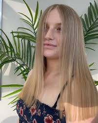 Bright blonde was the brief and we think Jules nailed it! Full head of  foils and a glossy toner for the win 🙌 Finishing products used