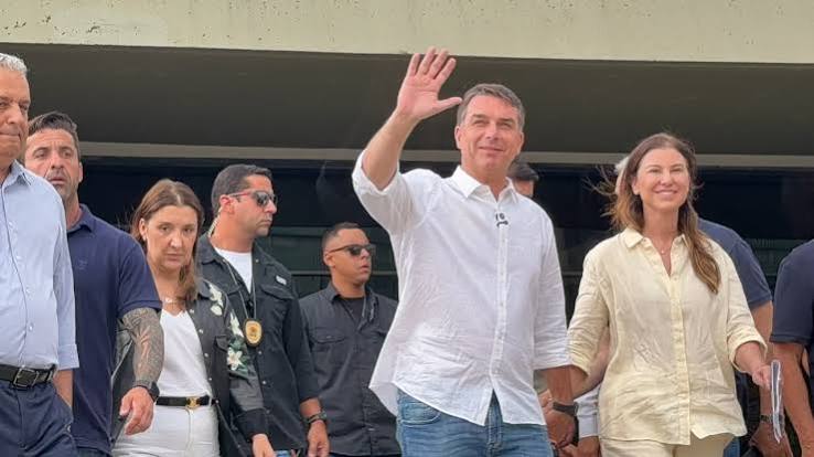 Flávio comemora liberação para visitas a Jair Bolsonaro | G1