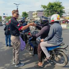 Jumat Berkah CAKRA Kalsel Bagikan Makanan Siap Saji di Pal 7