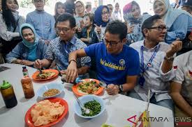Dengan menu khas gudeg dan ayam goreng pada tahun 1970, ibu lies memutuskan untuk memperluas rumah makan adem ayem. Sandiaga Uno Nikmati Makan Malam Di Warung Rakyat Ngawi Antara News