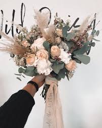 Most of boho brides love to choose wild or field flowers because this naturalness is right what they need; Fur Deine Hochzeit Mit Dieser Deko Im Boho Chic Kannst Du Richtig Geld Sparen Boho Wedding Bouquet Boho Wedding Flowers Unique Wedding Bouquet