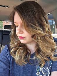 What is an appropriate tip amount for a 250-300 color service?