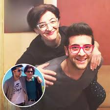 Il Volo's Piero Barone moved fans as he sang a beautiful impromptu song to  his mother by the beach. Even on a windy day, his voice was full of power  and emotion,
