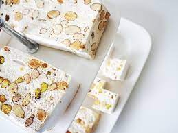 Siapkan oven dengan suhu 190 derajat celcius, serta siapkan dua loyang dilapisi kertas kue. Resep Kue Kering Nougat Cemilan Manis Yang Lezat Dan Gurih