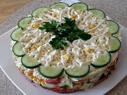 салат с копченой курицей и кукурузой и крабовыми палочками Salată In Straturi Nemaipomenit De Gustoasă Original Mereu Dispare Prima De Pe Masă Bucatarul Yemek Susleme Yemek Meze