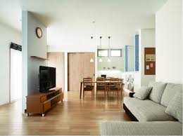 2間続きの和室と広縁を取り込み 開放感あふれるリビングダイニングキッチンを実現 既存の柱や耐力壁をインテリアにいかして 耐震性に配慮しながら モダンな空間にリフォームしました ダイニングの学習スペースや リビングのコーナーに造り付けた本棚などお子さま