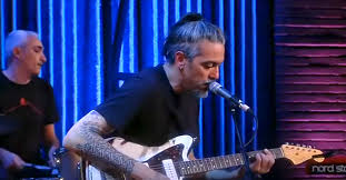 A grande richiesta, corrado guzzanti, durante l'ultima puntata di propaganda live, ha rivestito i panni di uno dei suoi personaggi più amati, vulvia, per. A Propaganda Live L Orchestra Suona Red Right Hand Di Nick Cave The Bad Seeds Rumore