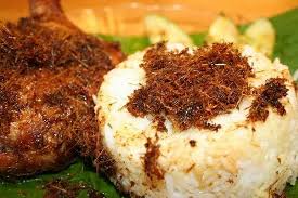 Ayam goreng berempah yang diperap bersama pelbagai jenis campuran rempahr, dipadankan bersama nasi lemak kukus yang yg lembut dan fluffy.ada 2 bahagian. Resepi Nasi Kukus Ayam Goreng Berempah