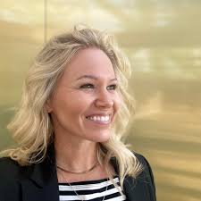 What are the instructions for the craft project with garland and bulbs?