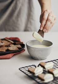 Biscuits Sables Au Chocolat Noir Trempes Dans Le Chocolat Blanc Trois Fois Par Jour Christmas Dishes Biscuits Desserts
