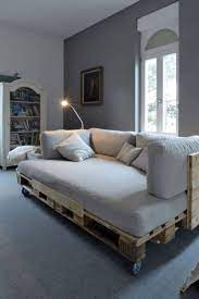 Gli schienali confortevoli sono completati da poggiatesta reclinabili che riescono a soddisfare ogni esigenza di comfort e postura. Pallet Mania Il Letto Fai Da Te Di Bancali Tuttoferramenta Blog