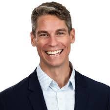 Lee Stowell's Instagram, Twitter & Facebook