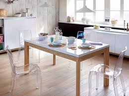 On Craque Pour Les Chaises Transparentes Elle Decoration Chaise Transparente Chaise Plexiglas Mobilier De Salon