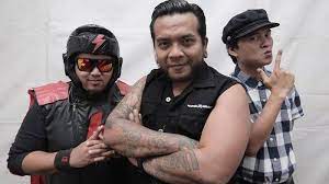 Lirik dan chord | orang baru adalah lagu yang dinyanyikan oleh grup musik indonesia yaitu endank soekamti. Lirik Dan Chord Kunci Gitar Selamat Tahun Baru Endank Soekamti Tiba Waktunya Bersuka Ria Tribun Ternate