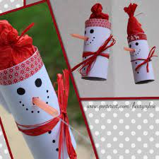 Et moi, je vous souhaite sincèrement et de tout mon coeur dommage, les enfants viennent de dévaliser le stock de rouleaux de papier toilette pour faire des père noël garnis de papillotes pour chaque. Bonhomme De Neige Sur Un Fil Avec Rouleau Papier Wc Et Paille Orange Bricolage Enfant Noel Http P Manualidades Manualidades Navidenas Manualidades Faciles