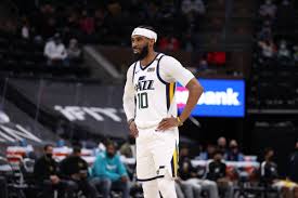 The sole film without a cop in its cast revolves around a kind of confinement many of us would find even more a father who wants to spend his day off running errands with his daughter must go through a military. Mike Conley S Short Film Two Distant Strangers Wins Academy Award Slc Dunk
