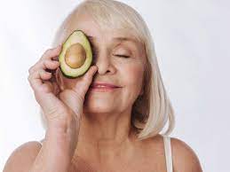Zerdrücken sie eine halbe avocado und fügen sie ein raues eigelb hinzu. Avocado Maske Selber Machen So Geht S Liebenswert Magazin