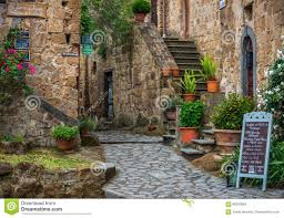 Once inside the village, visit the civita di bagnoregio museum and learn how the romans settled here and built water channels. Strassen Der Italienischen Stadt Civita Di Bagnoregio Redaktionelles Bild Bild Von Baum Provence 86250085