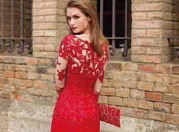 Unsere kleider werden in reiner handarbeit nach ihren individuellen maßen geschneidert. Langes Kleid Mit V Ausschnitt Und Langen Armeln Mit Tattoo Effekt Von Fara Fiesta In Rot Heiraten Mit Braut De