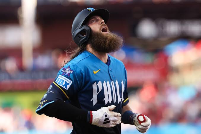 Balanced offensive attack helps Phillies stay hot vs. White Sox | Reuters