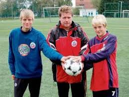 Toni Left And Felix Kroos Footie Babby Toni Kroos Football Football Players