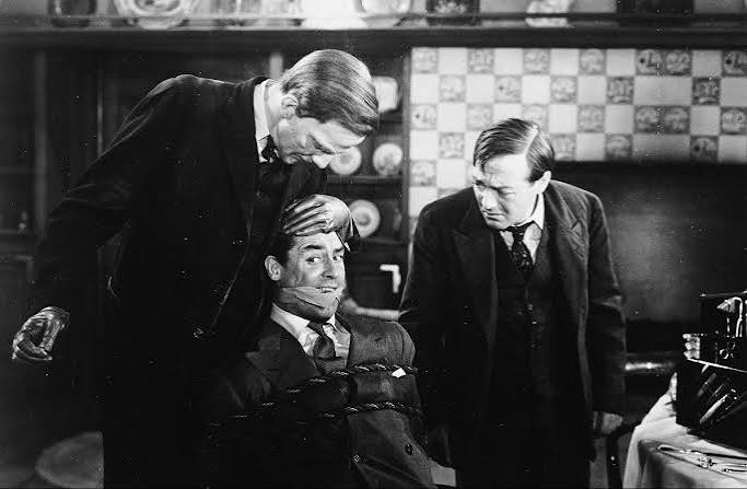 Arsenic and Old Lace (1944) - Movie Reviews Simbasible