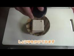 ごはんの時間が好きになる 100円ショップで買える 子供の食事サポートグッズ 3選 離乳食 赤ちゃん エプロン 100円 100均 子ども ご飯 食事 食事グッズ 食事サポート daiso キャンドゥ セリア ダイソー 食卓 箸サポート 100均