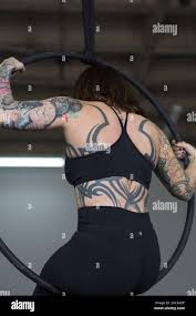 Die Ariel-Tänzerin Lindsay Maxfield probt am Dienstag, den 2.. März, in  ihrem Studio in Houston, Texas, in einer OP-Maske. (Foto von Reginald  Mathalone/NurPhoto Stockfotografie