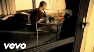 Cmaj7 b7 il gatto matto sta fuori il gatto matto sta dentro em cmaj7 b7 ma è curioso e lui lo sa controlla tutta la città am c b7 ma da questa sera gratta sulla porta chissà cosa vorrà em mi fissa con diffidenza. Roberto Angelini Gatto Matto Youtube