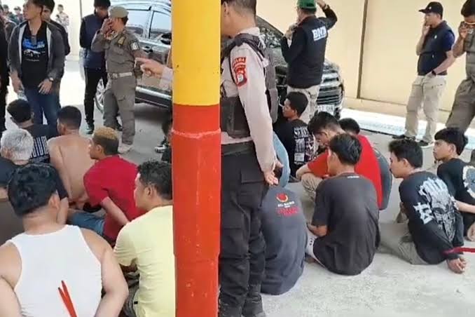 27 Orang Diamankan Polisi dalam Penggerebakan &ldquo;Kampung Narkoba&rdquo; di Dangko Makassar &ndash; Journalist Independent