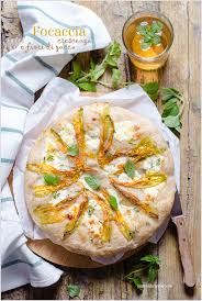 Ottima per un picnic primaverile o la gita fuori porta. Focaccia Semi Integrale Con Crescenza E Fiori Di Zucca Panelibrienuvole