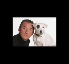 Vous vous souvenez de son adorable petit chien blanc à l'oeil noir ? Christophe Dechavanne Et Son Chien Adeck Photo Puremedias