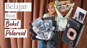 Bahkan untuk ukuran foto yang kecil bisa dimasukkan dalam dompet. Cara Membuat Buket Foto Polaroid Instax Mini Lil Play Youtube Hadiah Ulang Tahun Ibu Polaroid Buket