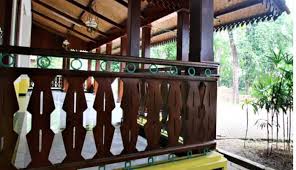 Rumah adat betawi mempunyai ciri khas atas seperti pelana yang dilipat rumah kebaya mempunyai teras yang luas, dan dilengkapi dengan pagar mengelilingi. 4 Rumah Adat Betawi Keunikan Filosofi Penjelasan Secara Lengkap