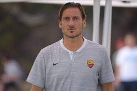 Francesco totti ist ein ehemaliger fußballspieler aus италия, (* 27 сент. Francesco Totti Kehrt Heute Der Liebe Seines Lebens Den Rucken Weil Er Zu Wenig Einfluss Hat Nzz