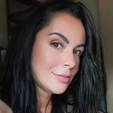 A sua vida só vai pra frente depois que você se desapega das pessoas que te  levam pra trás!