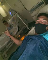 Cancheros Fernando Gorriaran Se Quedo A Dormir En El Hospital Acompanado A Brian Lozano Momentos Antes De La Operacion Debido A La Fractura Que Sufrio De Tibia Y Perone En El