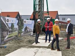 ,,het heeft best lang geduurd, moet ook directeur kees de regt van het terneuzense aannemingsbedrijf van der poel erkennen. Weemoedig Gevoel Bij Start Nieuwbouw Voor Zeeuwse Gronden In Terneuzen Zeeuws Vlaanderen Pzc Nl