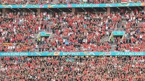 Auch wenn das optimistisch gedacht ist. Alles Zur Fussball Em 2021 Ausverkauftes Stadion Kaum Masken Kritik An Voller Arena In Budapest Shz De