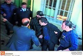 Οι θρασείς δολοφόνοι κρύβονταν σε κοινή θέα, κάνοντας απεγνωσμένες εκκλήσεις από την τηλεοπτική εκπομπή της αγγελικής νικολούλη για να βρεθούν τα πρόσωπα. Danos Moyratidhs Straggalise Th Syntrofo Toy Kai Meta Thn Epsaxne Sthn Nikoloylh To Egklhma Ths Beroias Poy Syntarazei Akoma Kai Shmera Photos Eidhseis Athens Magazine