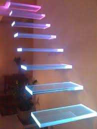 sistema d illuminazione dinamica con led rgb integrati nei gradini di vetro home room design stairway design glass stairs design