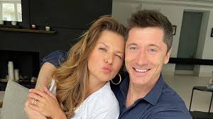 Als kind trug lewandowski die haare zwischenzeitlich lang. Achtung Karate Queen Diese Spielerfrau Teilt Gerne Aus Promiflash De