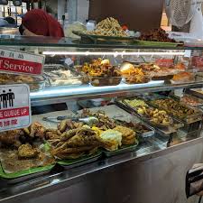 Terjemahan frasa kedai makan dari bahasa indonesia ke bahasa inggris dan contoh penggunaan kedai makan dalam kalimat dengan terjemahannya: Kedai Makan Muhajirin Breakfast Spot In Singapore