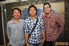 Let me tell you about a show that leaves emotional footprint.lights were off.gerald situmorang appeared from the side of the stage, quietly sat down, crossed. Download Lagu Efek Rumah Kaca Full Album Sekitar Rumah