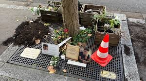 Photo Le mmorial en l'honneur d'Adam victime d'une collision mortelle  ...