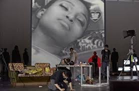 „La Bohème“ in Stuttgart: Zerstörte Privatsphäre und emotionale Leere