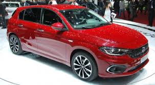 Dacia Duster Vs Fiat Tipo Comparatif Video La Loi Du Marche Prix Equipements Conduite Auto Moto Magazine Auto Et Moto